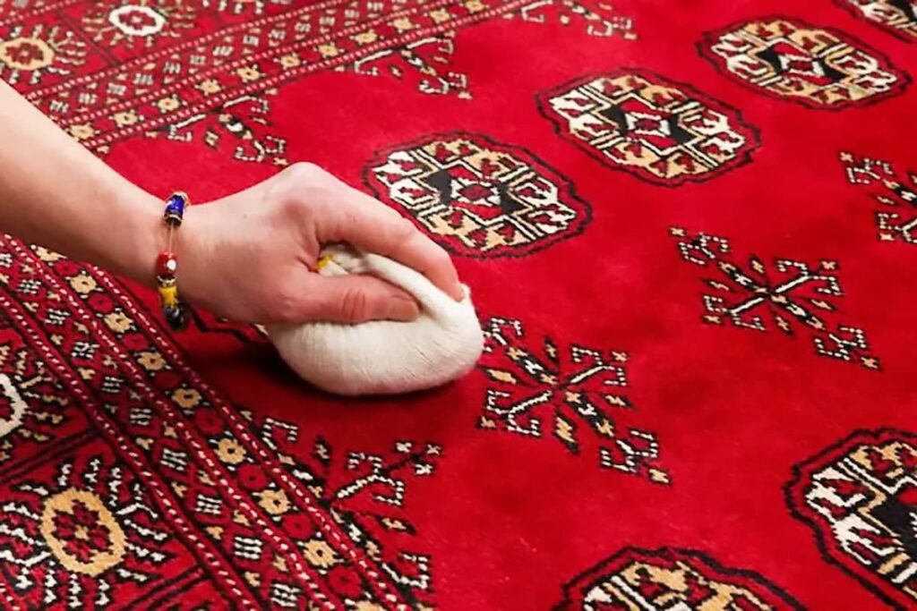 راهنمای پاک کردن لکه از فرش؛ بهترین راه حل‌ ها برای انواع لکه