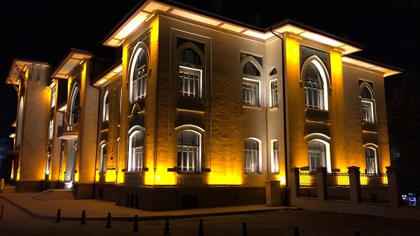 نمای ساختمان در شب