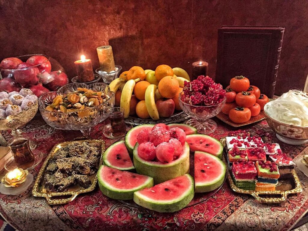 تزیین سفره شب یلدا با رومیزی قرمز