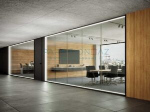 طراحی خاص محیط با نصب پارتیشن شیشه‌ای دوجداره با لاین نوری
