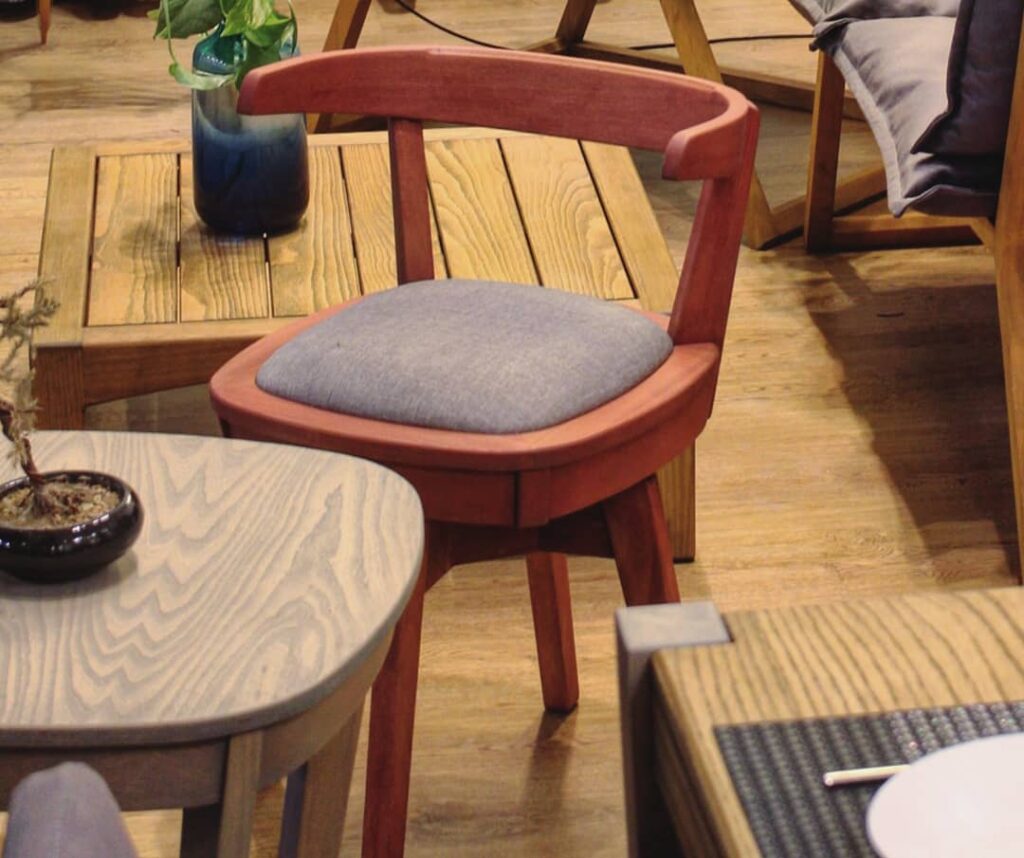 طراحی مدرن محصولات چوبی میز و صندلب چوبی شیک