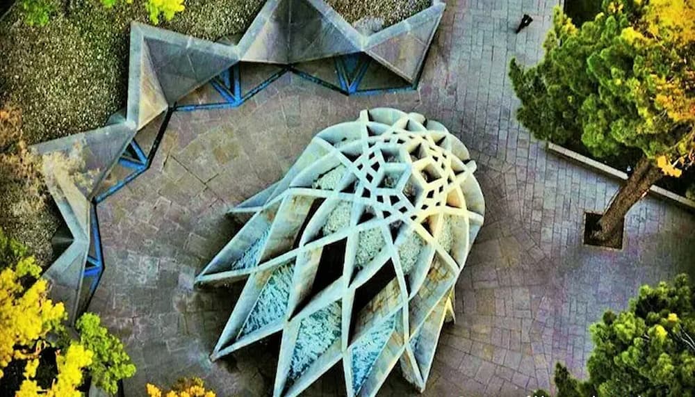اطراف و محوطه مقبره خیام