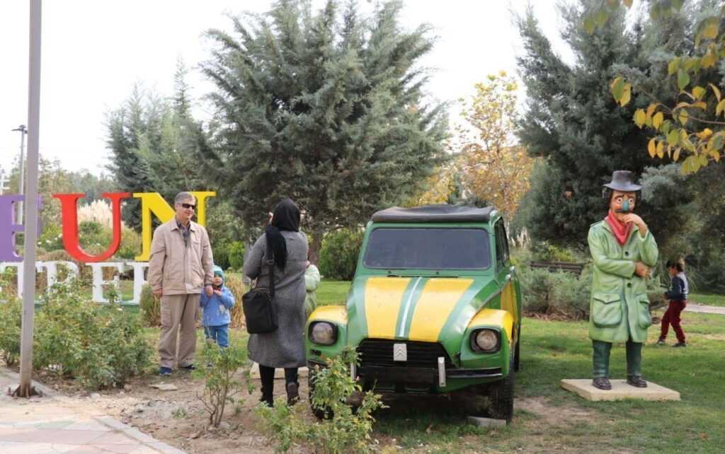 گشتی در خیابان کارتونی لبخند