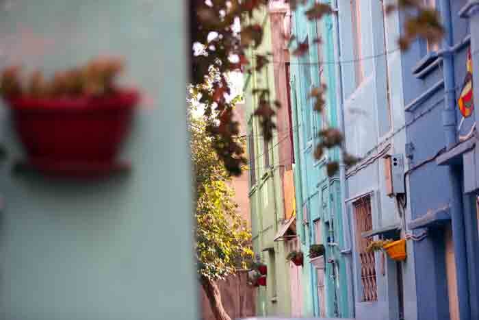 عکس یادگاری با در و دیوار کوچه رنگی تهران