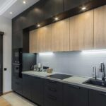کابینت مدرن پله ای، این اختلاف سطح آشپزخانه را زیباتر می‌کند