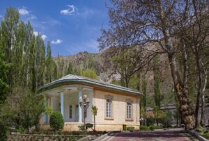 کاخ رضا شاهی یا هتل تاریخی نگین گچسر با فاصله یک ساعتی از تهران