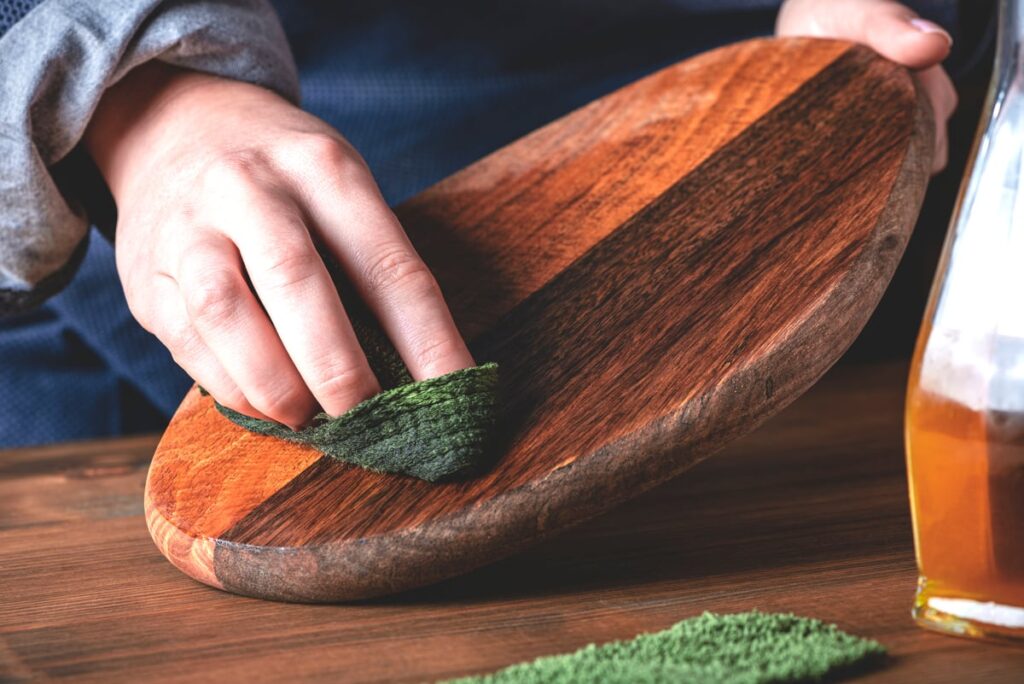 پولیش وسایل چوبی از کاربردهای غیرخوراکی روغن زیتون