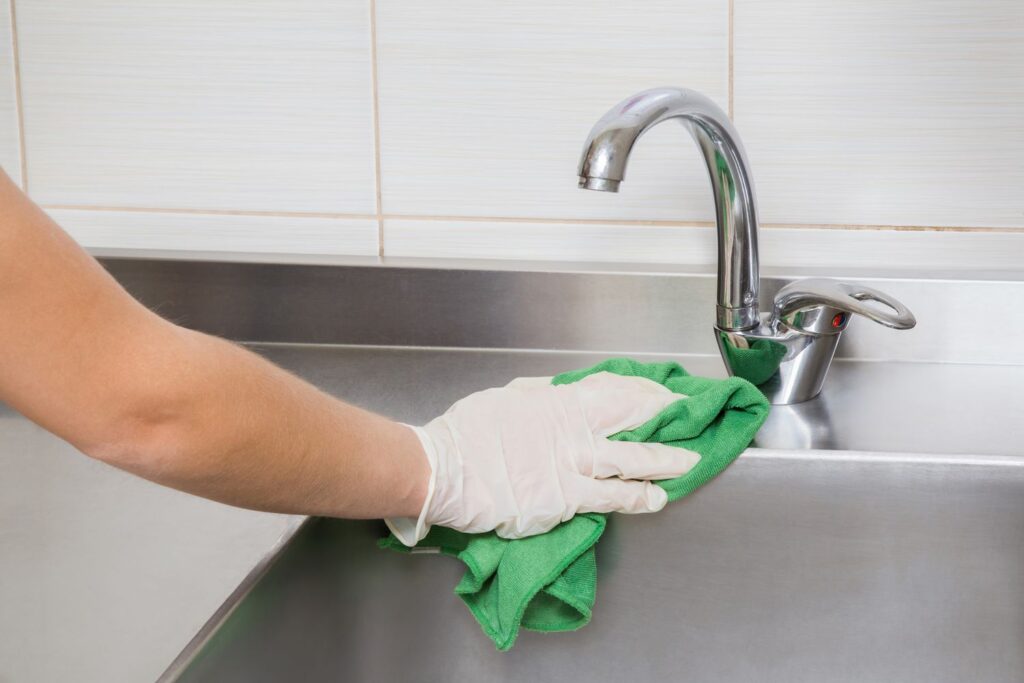پس از برق انداختن سینک ظرفشویی، با یپارچه تمیز کاملا خشک کنید. 