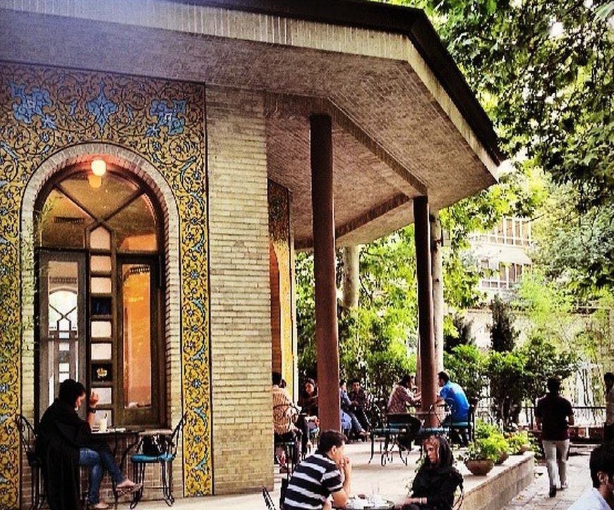 کافه‌ چای بار در عمارت کلاه فرنگی قاجاری