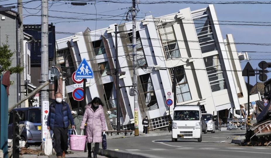 ساختمان‌های مستحکم اما فرو افتاده در ژاپن