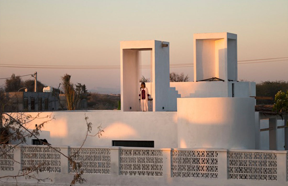 طراحی خاص خانه‌ بادگیر سفید قشم؛ خانه‌ای رو به خلیج‌فارس!