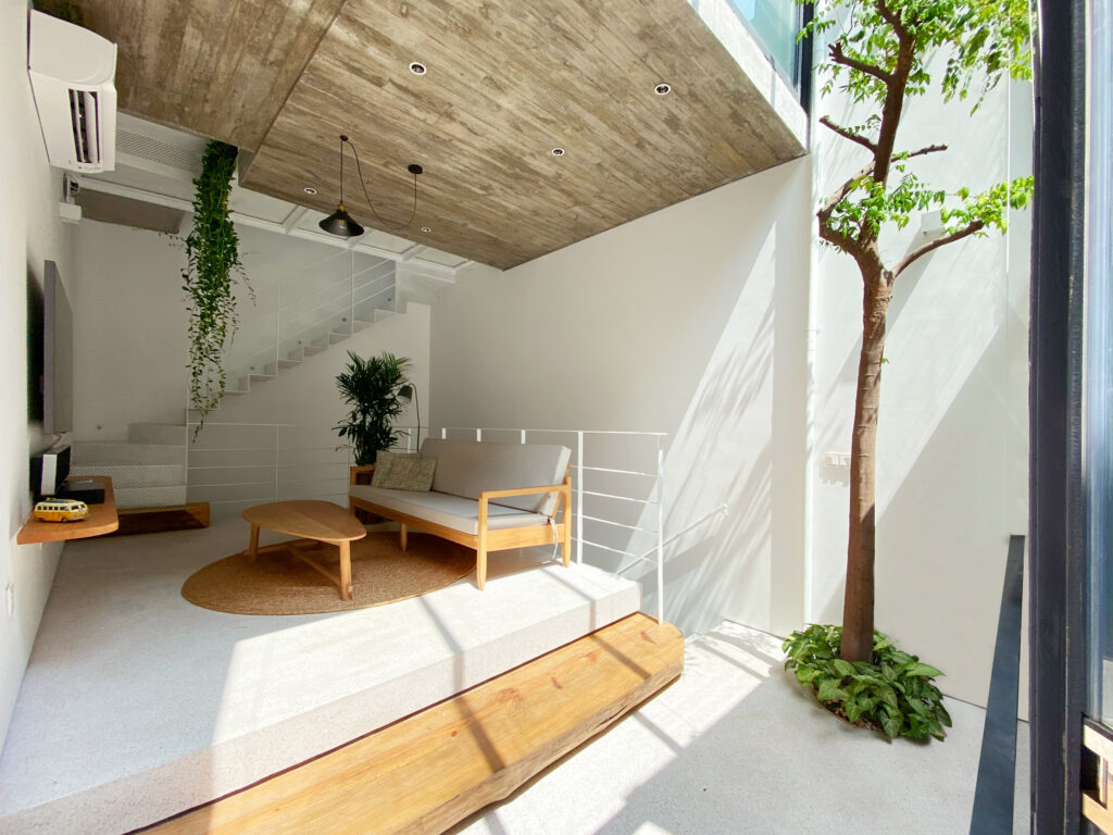 معماری و فضاهای داخلی خانه تی‌اچ در زمین 24 مترمربعی