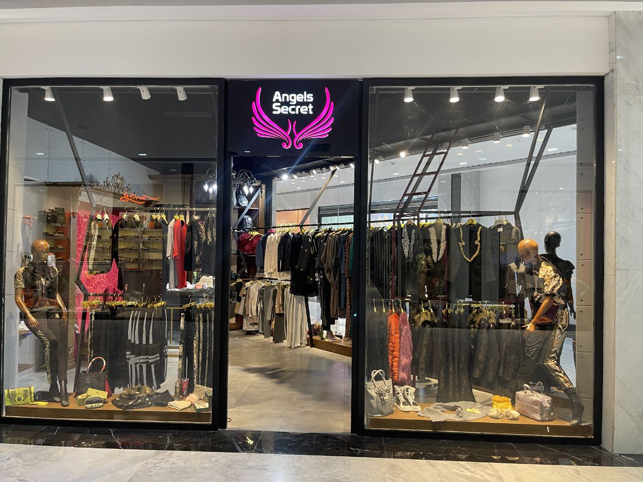 طراحی و دکوراسیون فروشگاه پوشاک در دبی