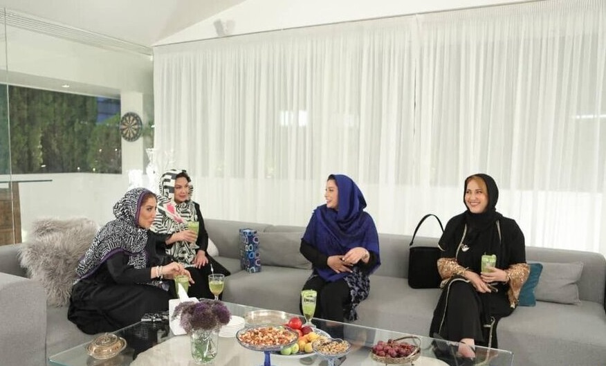 دکوراسیون خانه فریبا نادری با استفاده از مبلمان طوسی