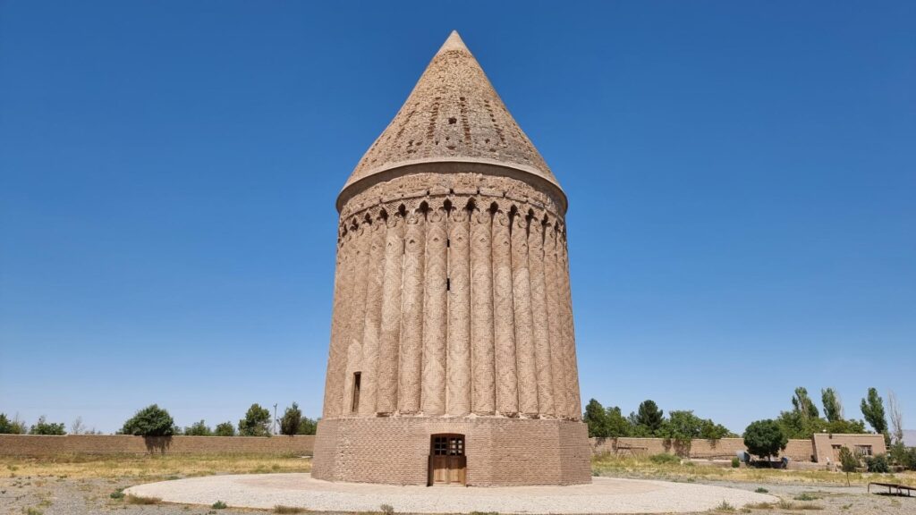 برج تاریخی رادکان چناران از معماری‌های خواجه نصیرالدین طوسی