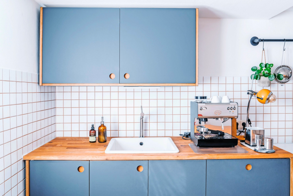 عوض کردن رنگ کابینتها برای تغییر دکور آشپزخانه همزمان با خانه تکانی
