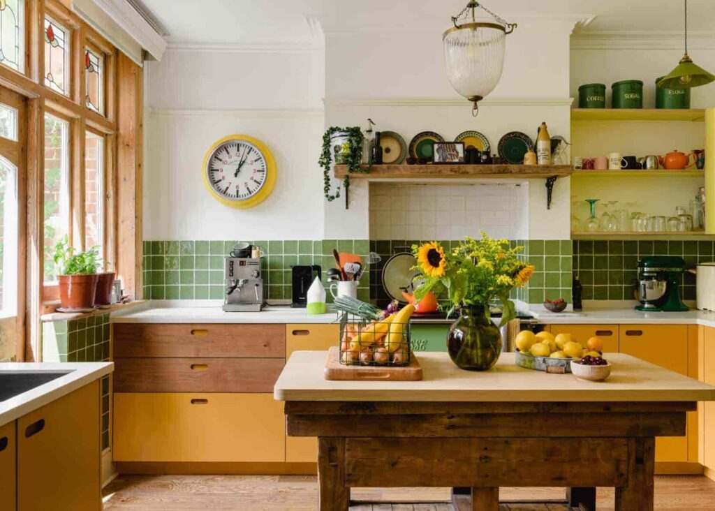 تغییر چیدمان آشپزخانه‌ هنگام خانه تکانی با استفاده از گل‌ها و گیاهان