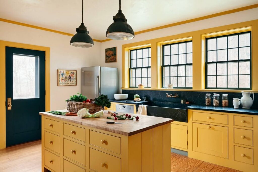 ترکیب چیدمان آشپزخانه زرد و آبی