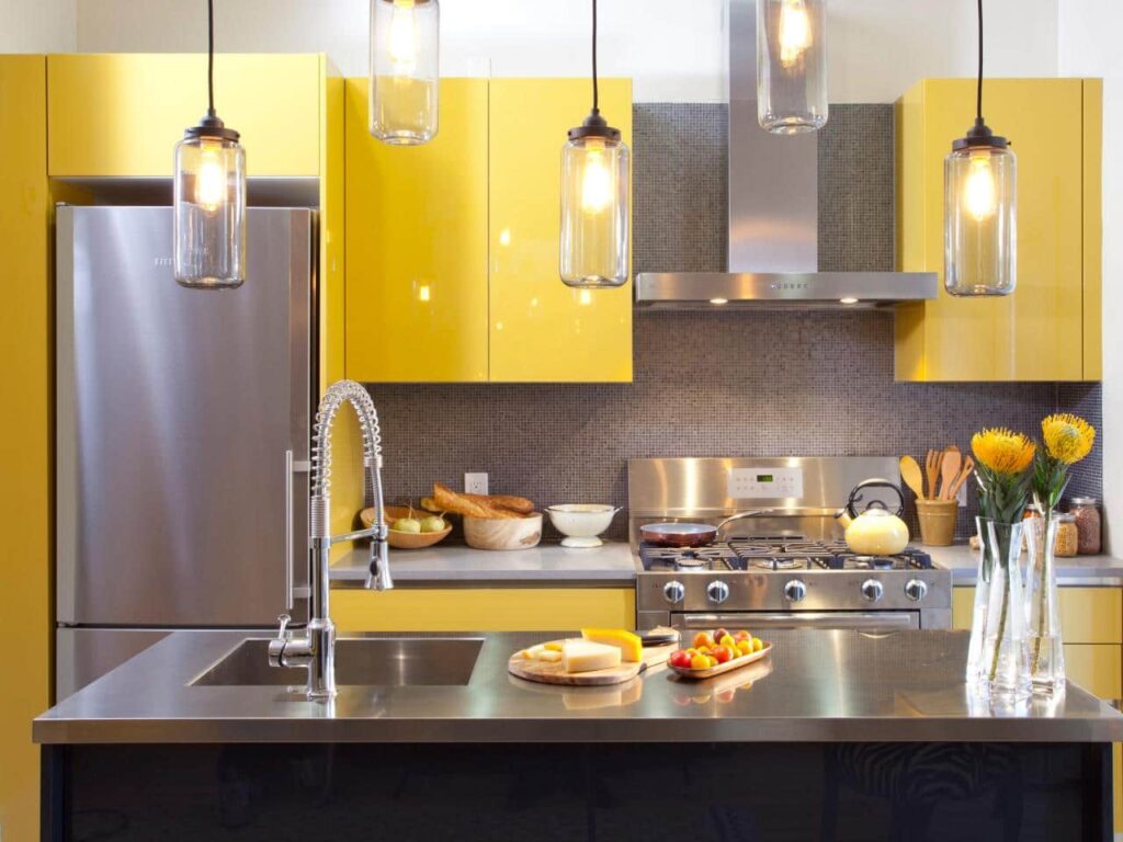 ترکیب چیدمان آشپزخانه زرد و استیل