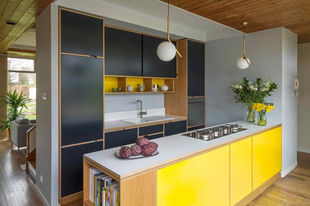 ترکیب دکوراسیون آشپزخانه زرد و طوسی