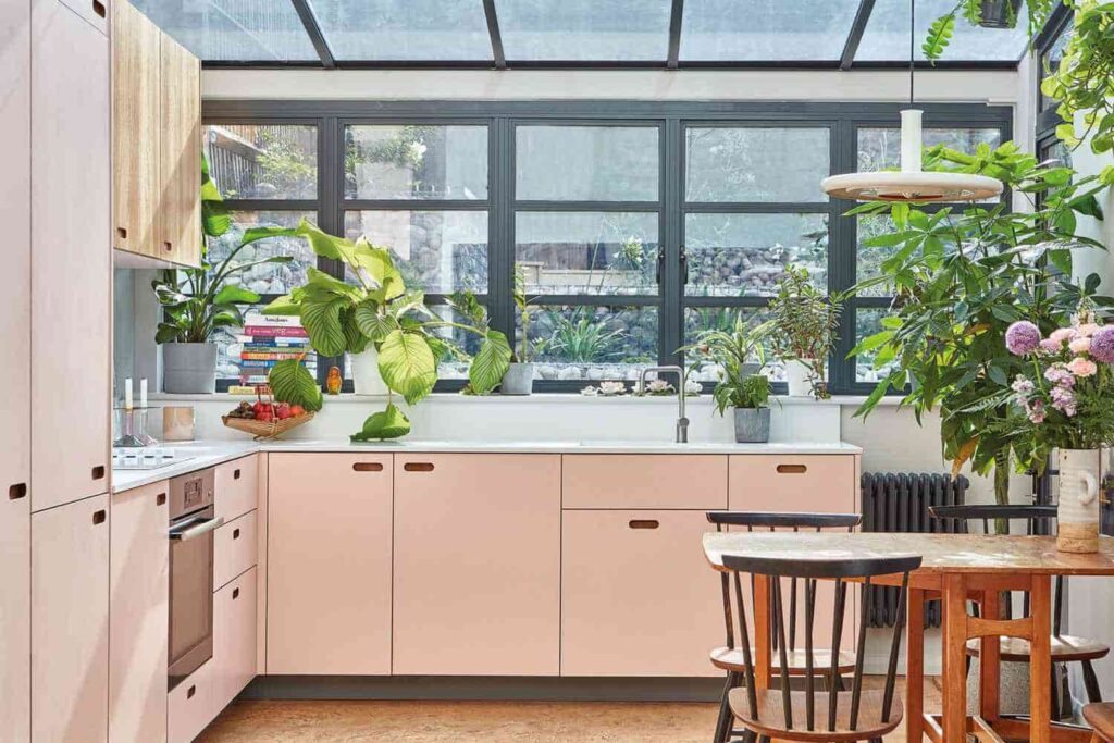 دکوراسیون آشپزخانه فانتزی با جادویی از رنگ‌ها و طرح‌ها