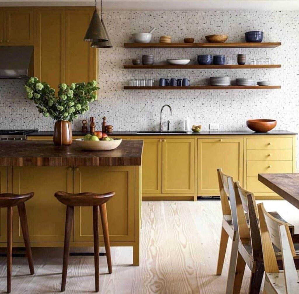 ترکیب دکوراسیون آشپزخانه زرد و قهوه‌ای