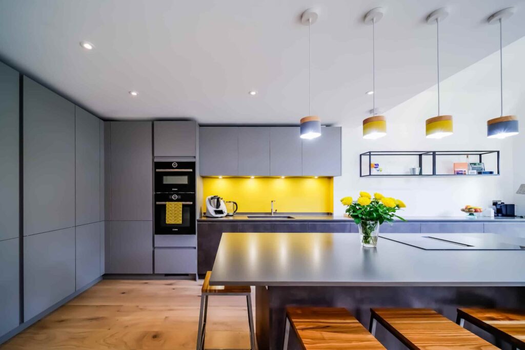 ترکیب دکوراسیون و تزئین آشپزخانه زرد و خاکستری