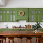 جلوه چشم نواز آشپزخانه با کابینت کلاسیک سبز