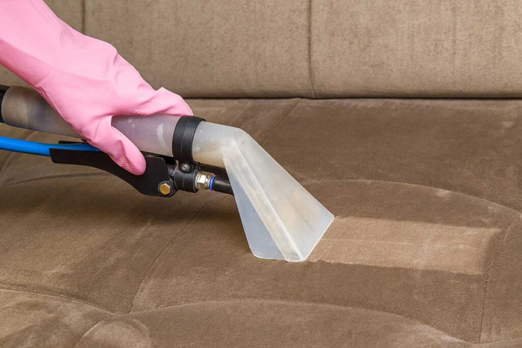 تمیز کردن مبل در خانه تکانی هنگام خانه تکانی توسط شرکت‌ها