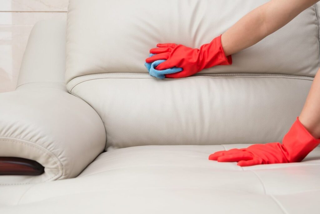 پاک کردن لکه از مبل هنگام خانه تکانی