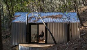 تجربه متفاوت زندگی و کمپینگ در جنگل با معماری خاص گلمپینگ S-AR