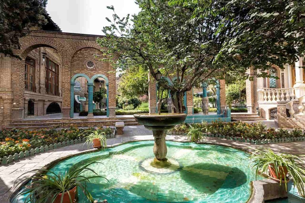  باغ موزه مقدم در تهران