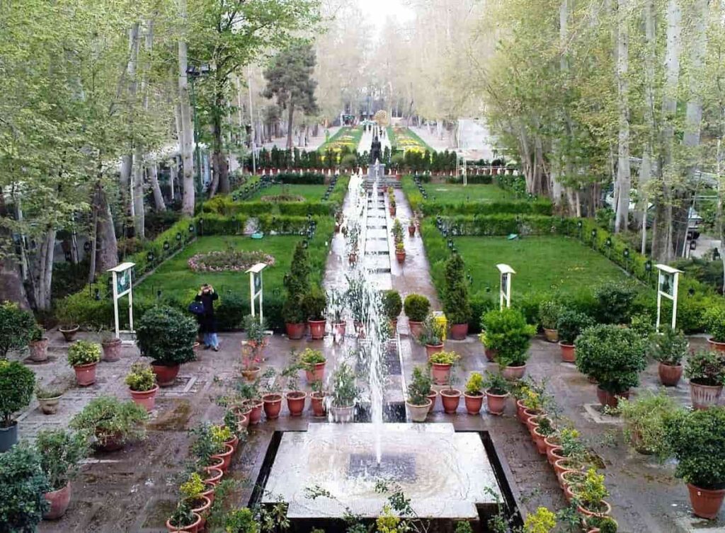 زیباترین باغ‌های تاریخی تهران با عمارت‌