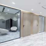 پارتیشن های دوجداره شیشه ای با لاین نوری: نوآوری در طراحی داخلی