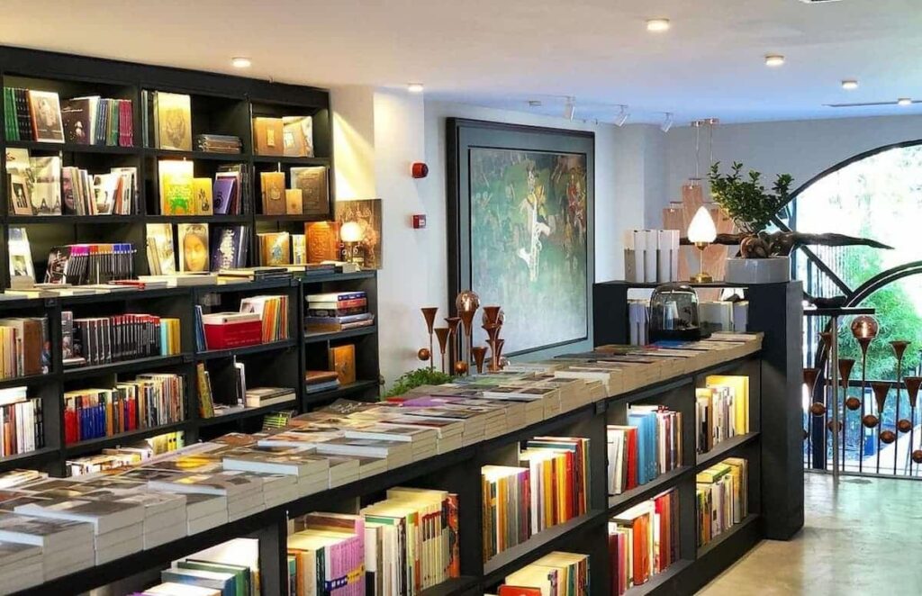 دکوراسیون آرام کتابفروشی مجتبی جباری