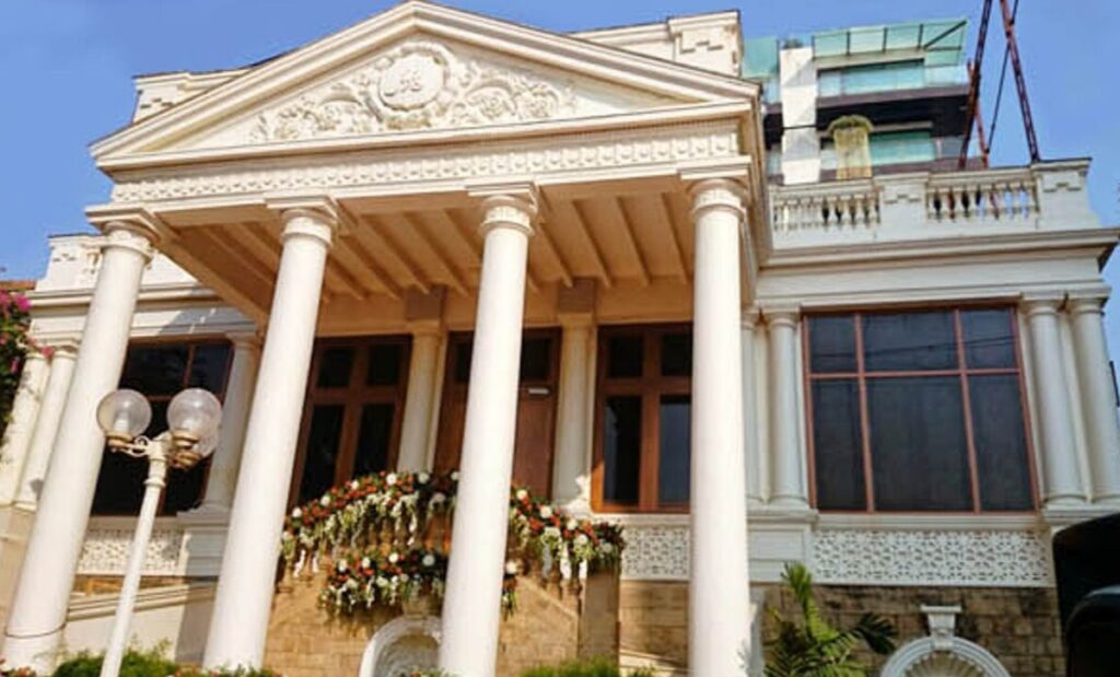 معماری مانات، عمارت مجلل شاهرخ خان