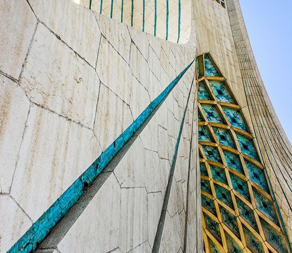 فیروزه در برج آزادی