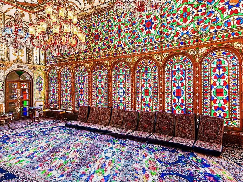 رنگ و نور، پشتی و فرش، این بنای اعجاب‌برانگیز، هیپنوتیزم می‌کند