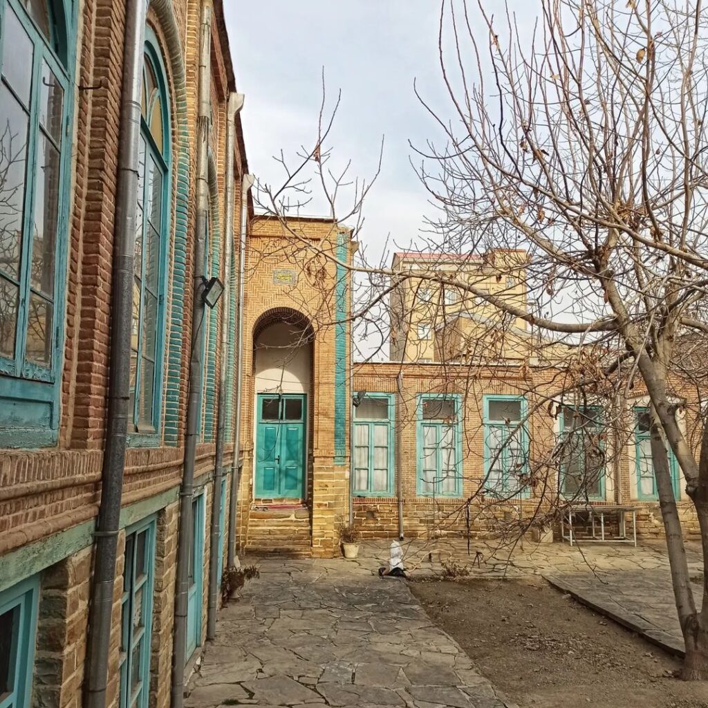 چارگوش فیروزه‌ایِ خواستنی؛ خانه‌ای در میدان گول اوستی ارومیه