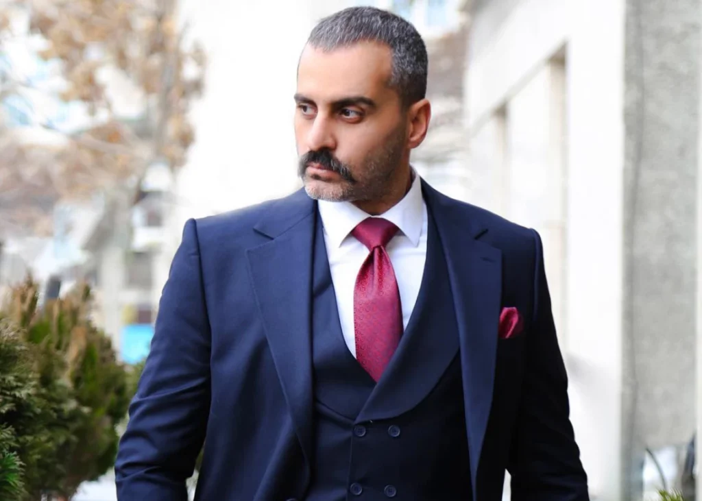 مبلمان مینیمال و آباژور طلایی؛ چیدمان لاکچری خانه علیرام نورایی