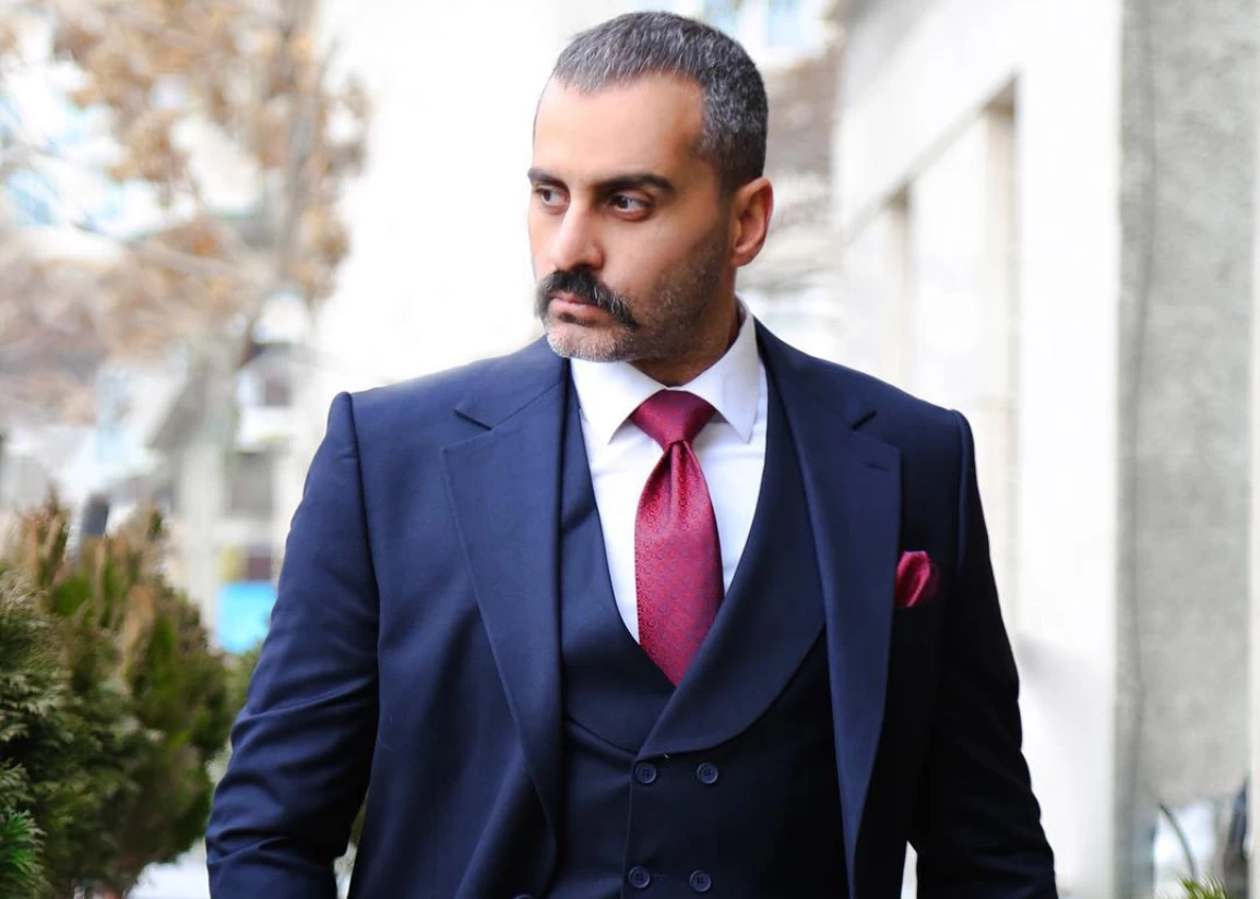 مبلمان مینیمال و آباژور طلایی؛ چیدمان لاکچری خانه علیرام نورایی