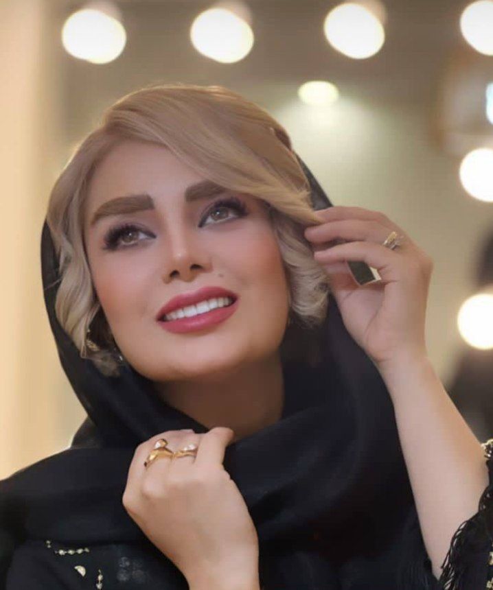 چیدمان آشپزخانه صبا راد؛ کابینت سفید و پارکت و یک فرش کاملا معمولی!