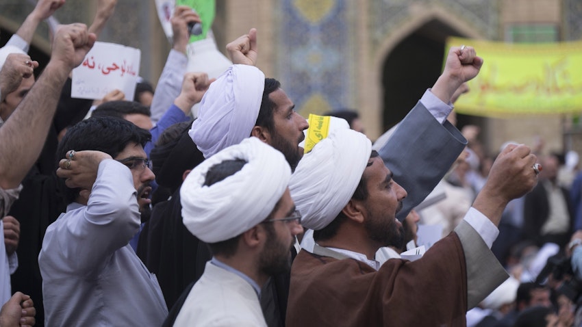 مبلمان و فرش خانه‌ای که در آن ۲۵ روحانی زندگی می‌کنند