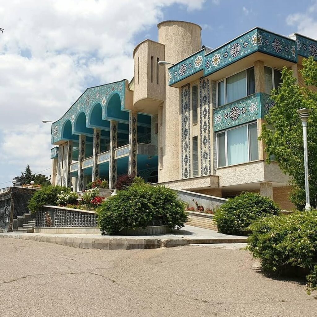 خانه لوکس اَبَر مایه‌دار قبل انقلاب که بنیاد مصادره کرد