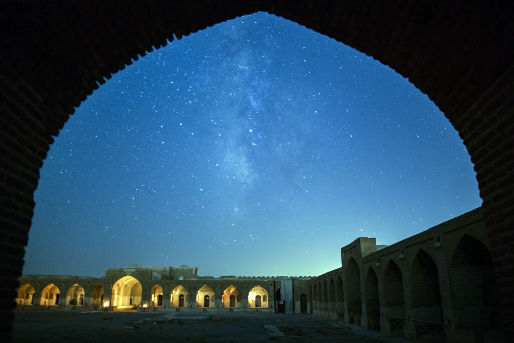 کاروانسرایی در جاده سمنان که حالا همه‌ی ایران آن را می‌شناسند