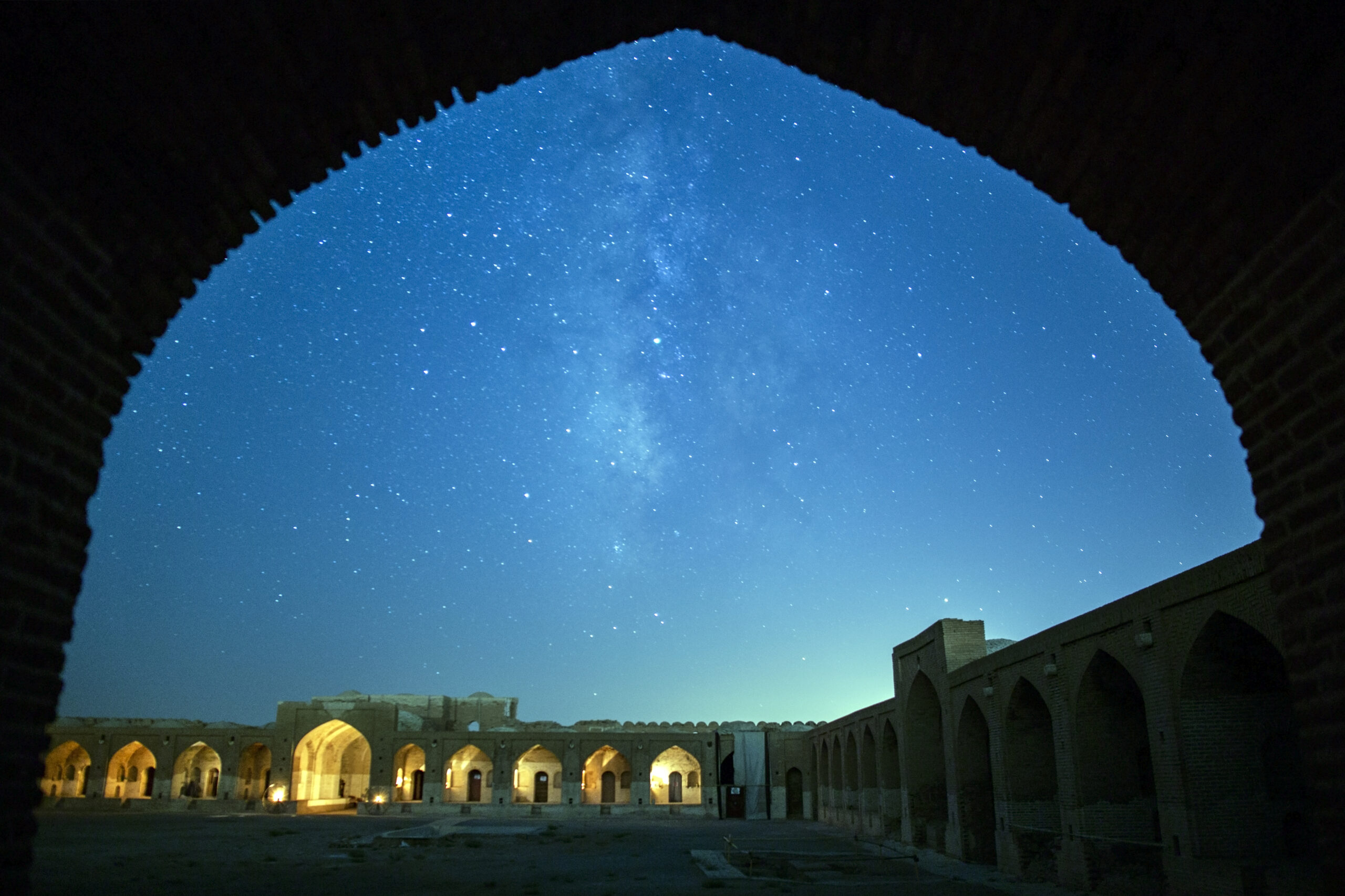 کاروانسرایی در جاده سمنان که حالا همه‌ی ایران آن را می‌شناسند