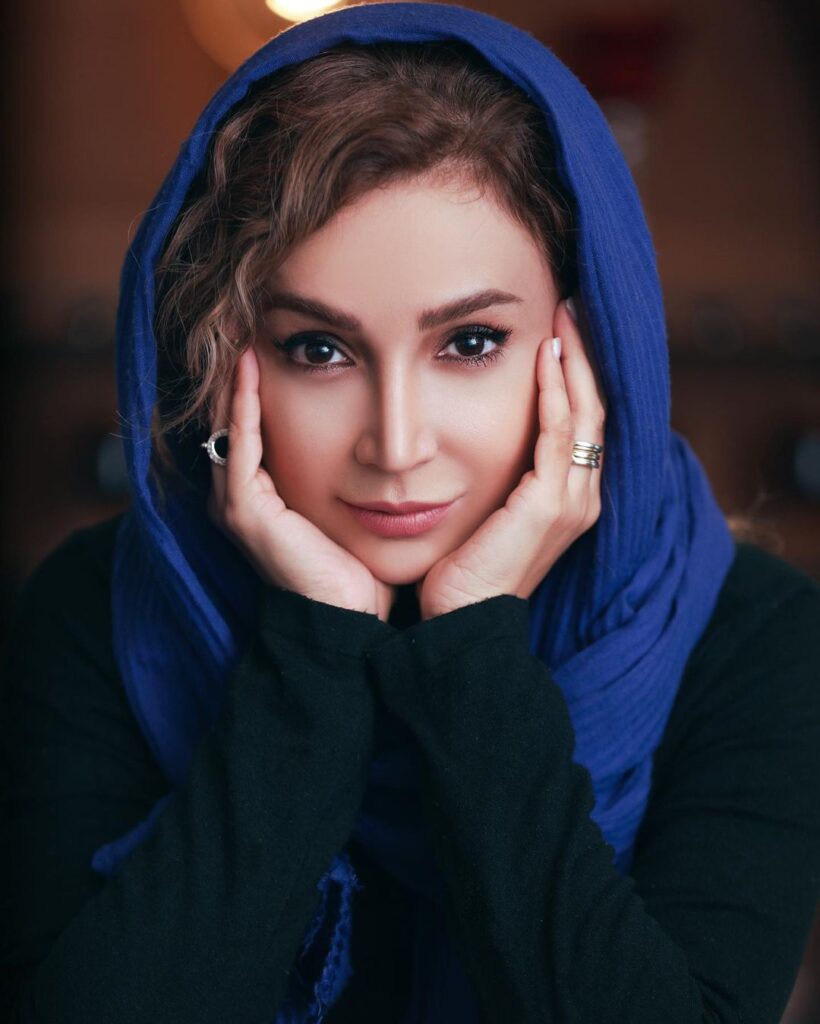 کافه‌ای در دبی که شبنم قلی‌خانی مقابل آن ژست گرفت