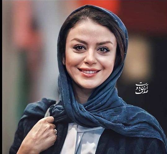 ژست شبنم فرشادجو مقابل یک ساختمان زیبا در کانادا