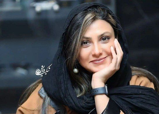 آینه و پرده اتاق خواب خانم آزاده صمدی که وایرال شده است