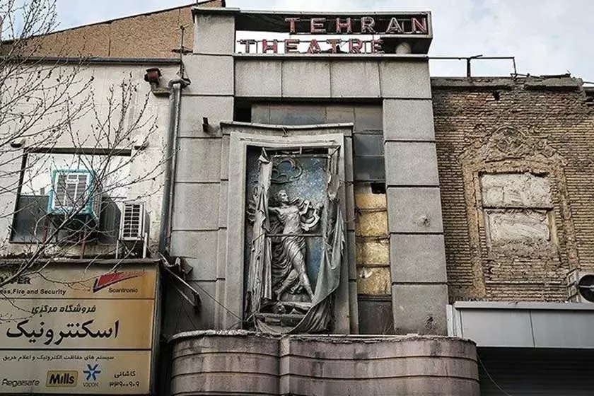 سر در باشکوه تئاتر نصر که این روزها در لاله‌زار دود گرفته دفن شده